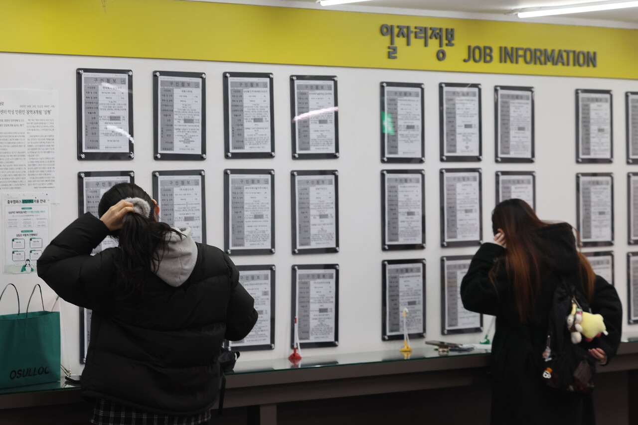 부산역 떠나는 청년